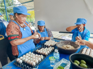 ศูนย์ส่งเสริมการจัดการศึกษาตามพระบรมราโชบาย มรภ.เทพสตรี ขยายผลศาสตร์พระราชา ลงพื้นที่ ต.โพสังโฆ จัดอบรมการทำไข่เค็มใบเตยดินสอพอง เสริมสร้างรายได้ยั่งยืน