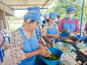 ศูนย์ส่งเสริมการจัดการศึกษาตามพระบรมราโชบาย มรภ.เทพสตรี ขยายผลศาสตร์พระราชา ลงพื้นที่ ต.โพสังโฆ จัดอบรมการทำไข่เค็มใบเตยดินสอพอง เสริมสร้างรายได้ยั่งยืน