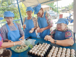 ศูนย์ส่งเสริมการจัดการศึกษาตามพระบรมราโชบาย มรภ.เทพสตรี ขยายผลศาสตร์พระราชา ลงพื้นที่ ต.โพสังโฆ จัดอบรมการทำไข่เค็มใบเตยดินสอพอง เสริมสร้างรายได้ยั่งยืน