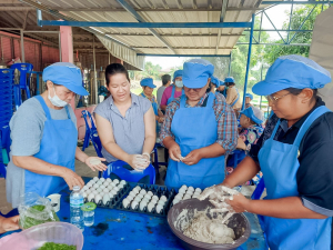 ศูนย์ส่งเสริมการจัดการศึกษาตามพระบรมราโชบาย มรภ.เทพสตรี ขยายผลศาสตร์พระราชา ลงพื้นที่ ต.โพสังโฆ จัดอบรมการทำไข่เค็มใบเตยดินสอพอง เสริมสร้างรายได้ยั่งยืน