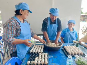 ศูนย์ส่งเสริมการจัดการศึกษาตามพระบรมราโชบาย มรภ.เทพสตรี ขยายผลศาสตร์พระราชา ลงพื้นที่ ต.โพสังโฆ จัดอบรมการทำไข่เค็มใบเตยดินสอพอง เสริมสร้างรายได้ยั่งยืน