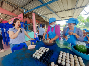 ศูนย์ส่งเสริมการจัดการศึกษาตามพระบรมราโชบาย มรภ.เทพสตรี ขยายผลศาสตร์พระราชา ลงพื้นที่ ต.โพสังโฆ จัดอบรมการทำไข่เค็มใบเตยดินสอพอง เสริมสร้างรายได้ยั่งยืน