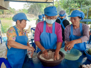 ศูนย์ส่งเสริมการจัดการศึกษาตามพระบรมราโชบาย มรภ.เทพสตรี ขยายผลศาสตร์พระราชา ลงพื้นที่ ต.โพสังโฆ จัดอบรมการทำไข่เค็มใบเตยดินสอพอง เสริมสร้างรายได้ยั่งยืน