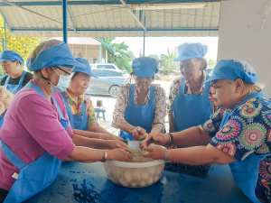 ศูนย์ส่งเสริมการจัดการศึกษาตามพระบรมราโชบาย มรภ.เทพสตรี ขยายผลศาสตร์พระราชา ลงพื้นที่ ต.โพสังโฆ จัดอบรมการทำไข่เค็มใบเตยดินสอพอง เสริมสร้างรายได้ยั่งยืน