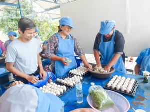ศูนย์ส่งเสริมการจัดการศึกษาตามพระบรมราโชบาย มรภ.เทพสตรี ขยายผลศาสตร์พระราชา ลงพื้นที่ ต.โพสังโฆ จัดอบรมการทำไข่เค็มใบเตยดินสอพอง เสริมสร้างรายได้ยั่งยืน