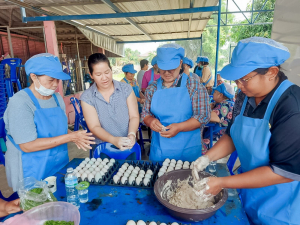ศูนย์ส่งเสริมการจัดการศึกษาตามพระบรมราโชบาย มรภ.เทพสตรี ขยายผลศาสตร์พระราชา ลงพื้นที่ ต.โพสังโฆ จัดอบรมการทำไข่เค็มใบเตยดินสอพอง เสริมสร้างรายได้ยั่งยืน