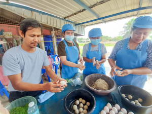 ศูนย์ส่งเสริมการจัดการศึกษาตามพระบรมราโชบาย มรภ.เทพสตรี ขยายผลศาสตร์พระราชา ลงพื้นที่ ต.โพสังโฆ จัดอบรมการทำไข่เค็มใบเตยดินสอพอง เสริมสร้างรายได้ยั่งยืน