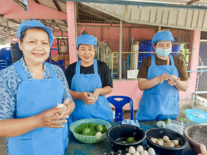 ศูนย์ส่งเสริมการจัดการศึกษาตามพระบรมราโชบาย มรภ.เทพสตรี ขยายผลศาสตร์พระราชา ลงพื้นที่ ต.โพสังโฆ จัดอบรมการทำไข่เค็มใบเตยดินสอพอง เสริมสร้างรายได้ยั่งยืน