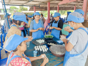 ศูนย์ส่งเสริมการจัดการศึกษาตามพระบรมราโชบาย มรภ.เทพสตรี ขยายผลศาสตร์พระราชา ลงพื้นที่ ต.โพสังโฆ จัดอบรมการทำไข่เค็มใบเตยดินสอพอง เสริมสร้างรายได้ยั่งยืน