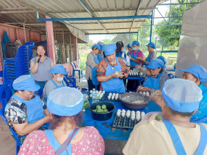 ศูนย์ส่งเสริมการจัดการศึกษาตามพระบรมราโชบาย มรภ.เทพสตรี ขยายผลศาสตร์พระราชา ลงพื้นที่ ต.โพสังโฆ จัดอบรมการทำไข่เค็มใบเตยดินสอพอง เสริมสร้างรายได้ยั่งยืน