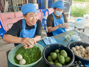 ศูนย์ส่งเสริมการจัดการศึกษาตามพระบรมราโชบาย มรภ.เทพสตรี ขยายผลศาสตร์พระราชา ลงพื้นที่ ต.โพสังโฆ จัดอบรมการทำไข่เค็มใบเตยดินสอพอง เสริมสร้างรายได้ยั่งยืน