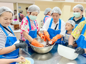 คณะวิทยาศาสตร์ฯ ขยายผลงานวิจัยสู่ชุมชน จัดอบรมแปรรูปสินค้าเกษตรปลอดภัย ชูเมนู ปลาส้มเสริมข้าวแดง และปลาส้มฟักเสริมข้าวแดง ยกระดับเศรษฐกิจฐานราก