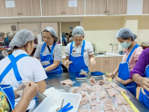 คณะวิทยาศาสตร์ฯ ขยายผลงานวิจัยสู่ชุมชน จัดอบรมแปรรูปสินค้าเกษตรปลอดภัย ชูเมนู ปลาส้มเสริมข้าวแดง และปลาส้มฟักเสริมข้าวแดง ยกระดับเศรษฐกิจฐานราก