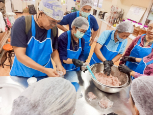 คณะวิทยาศาสตร์ฯ ขยายผลงานวิจัยสู่ชุมชน จัดอบรมแปรรูปสินค้าเกษตรปลอดภัย ชูเมนู ปลาส้มเสริมข้าวแดง และปลาส้มฟักเสริมข้าวแดง ยกระดับเศรษฐกิจฐานราก
