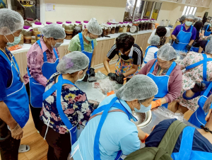 คณะวิทยาศาสตร์ฯ ขยายผลงานวิจัยสู่ชุมชน จัดอบรมแปรรูปสินค้าเกษตรปลอดภัย ชูเมนู ปลาส้มเสริมข้าวแดง และปลาส้มฟักเสริมข้าวแดง ยกระดับเศรษฐกิจฐานราก