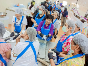 คณะวิทยาศาสตร์ฯ ขยายผลงานวิจัยสู่ชุมชน จัดอบรมแปรรูปสินค้าเกษตรปลอดภัย ชูเมนู ปลาส้มเสริมข้าวแดง และปลาส้มฟักเสริมข้าวแดง ยกระดับเศรษฐกิจฐานราก