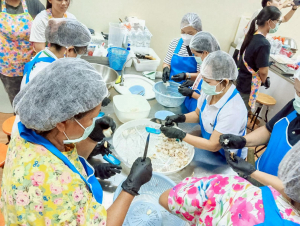 คณะวิทยาศาสตร์ฯ ขยายผลงานวิจัยสู่ชุมชน จัดอบรมแปรรูปสินค้าเกษตรปลอดภัย ชูเมนู ปลาส้มเสริมข้าวแดง และปลาส้มฟักเสริมข้าวแดง ยกระดับเศรษฐกิจฐานราก