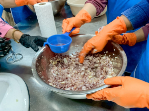 คณะวิทยาศาสตร์ฯ ขยายผลงานวิจัยสู่ชุมชน จัดอบรมแปรรูปสินค้าเกษตรปลอดภัย ชูเมนู ปลาส้มเสริมข้าวแดง และปลาส้มฟักเสริมข้าวแดง ยกระดับเศรษฐกิจฐานราก