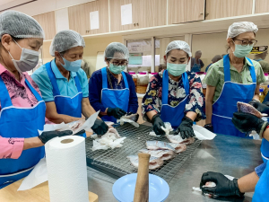 คณะวิทยาศาสตร์ฯ ขยายผลงานวิจัยสู่ชุมชน จัดอบรมแปรรูปสินค้าเกษตรปลอดภัย ชูเมนู ปลาส้มเสริมข้าวแดง และปลาส้มฟักเสริมข้าวแดง ยกระดับเศรษฐกิจฐานราก