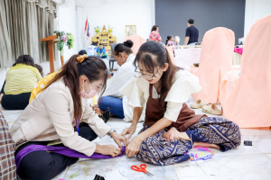 คณะมนุษยศาสตร์ฯ จัดอบรมการสร้างสรรค์ผ้าบาติกและผ้ามัดย้อม เสริมสร้างสุขภาวะและศักยภาพผู้สูงอายุอย่างยั่งยืน