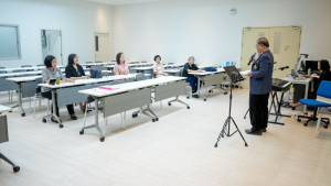 คกก.ส่งเสริมกิจการมหาวิทยาลัย จัดอบรมพื้นฐานการร้องเพลง มุ่งพัฒนาทักษะการใช้เสียงอย่างมืออาชีพ พร้อมระดมทุนสนับสนุนการศึกษา