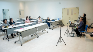 คกก.ส่งเสริมกิจการมหาวิทยาลัย จัดอบรมพื้นฐานการร้องเพลง มุ่งพัฒนาทักษะการใช้เสียงอย่างมืออาชีพ พร้อมระดมทุนสนับสนุนการศึกษา