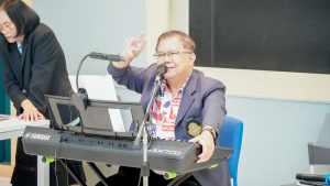 คกก.ส่งเสริมกิจการมหาวิทยาลัย จัดอบรมพื้นฐานการร้องเพลง มุ่งพัฒนาทักษะการใช้เสียงอย่างมืออาชีพ พร้อมระดมทุนสนับสนุนการศึกษา