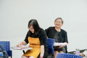 คกก.ส่งเสริมกิจการมหาวิทยาลัย จัดอบรมพื้นฐานการร้องเพลง มุ่งพัฒนาทักษะการใช้เสียงอย่างมืออาชีพ พร้อมระดมทุนสนับสนุนการศึกษา