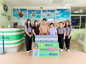 มรภ.เทพสตรี ปันน้ำใจมอบน้ำดื่มกว่า 400 แพ็ก แก่โรงพยาบาลในจังหวัดสิงห์บุรี ในโครงการเทพสตรีปันน้ำใจมอบน้ำดื่มเพื่อสังคม