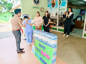 มรภ.เทพสตรี ปันน้ำใจมอบน้ำดื่มกว่า 400 แพ็ก แก่โรงพยาบาลในจังหวัดสิงห์บุรี ในโครงการเทพสตรีปันน้ำใจมอบน้ำดื่มเพื่อสังคม