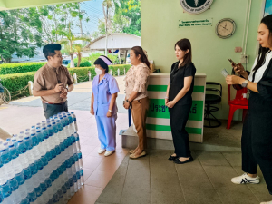 มรภ.เทพสตรี ปันน้ำใจมอบน้ำดื่มกว่า 400 แพ็ก แก่โรงพยาบาลในจังหวัดสิงห์บุรี ในโครงการเทพสตรีปันน้ำใจมอบน้ำดื่มเพื่อสังคม