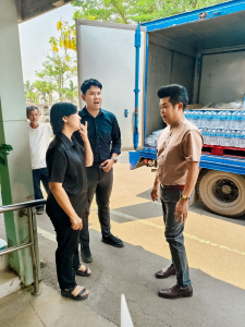 มรภ.เทพสตรี ปันน้ำใจมอบน้ำดื่มกว่า 400 แพ็ก แก่โรงพยาบาลในจังหวัดสิงห์บุรี ในโครงการเทพสตรีปันน้ำใจมอบน้ำดื่มเพื่อสังคม