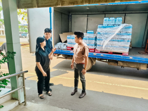 มรภ.เทพสตรี ปันน้ำใจมอบน้ำดื่มกว่า 400 แพ็ก แก่โรงพยาบาลในจังหวัดสิงห์บุรี ในโครงการเทพสตรีปันน้ำใจมอบน้ำดื่มเพื่อสังคม