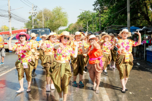 มรภ.เทพสตรี ร่วมงานประเพณีสงกรานต์ ถนนดินสอพอง ภายใต้แนวคิด ยลเสน่ห์สงกรานต์ หมู่บ้านดินสอพอง
