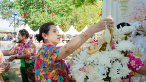 มรภ.เทพสตรี ร่วมงานประเพณีสงกรานต์ ถนนดินสอพอง ภายใต้แนวคิด ยลเสน่ห์สงกรานต์ หมู่บ้านดินสอพอง