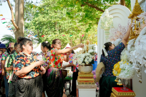 มรภ.เทพสตรี ร่วมงานประเพณีสงกรานต์ ถนนดินสอพอง ภายใต้แนวคิด ยลเสน่ห์สงกรานต์ หมู่บ้านดินสอพอง