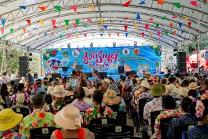 มรภ.เทพสตรี ร่วมงานประเพณีสงกรานต์ ถนนดินสอพอง ภายใต้แนวคิด ยลเสน่ห์สงกรานต์ หมู่บ้านดินสอพอง