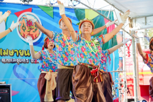 มรภ.เทพสตรี ร่วมงานประเพณีสงกรานต์ ถนนดินสอพอง ภายใต้แนวคิด ยลเสน่ห์สงกรานต์ หมู่บ้านดินสอพอง