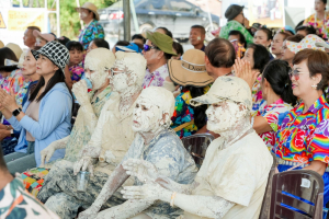 มรภ.เทพสตรี ร่วมงานประเพณีสงกรานต์ ถนนดินสอพอง ภายใต้แนวคิด ยลเสน่ห์สงกรานต์ หมู่บ้านดินสอพอง