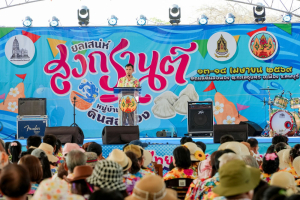 มรภ.เทพสตรี ร่วมงานประเพณีสงกรานต์ ถนนดินสอพอง ภายใต้แนวคิด ยลเสน่ห์สงกรานต์ หมู่บ้านดินสอพอง