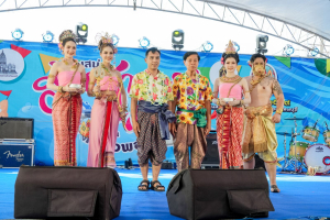 มรภ.เทพสตรี ร่วมงานประเพณีสงกรานต์ ถนนดินสอพอง ภายใต้แนวคิด ยลเสน่ห์สงกรานต์ หมู่บ้านดินสอพอง