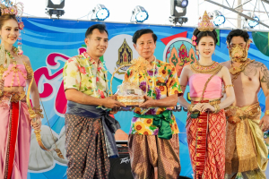 มรภ.เทพสตรี ร่วมงานประเพณีสงกรานต์ ถนนดินสอพอง ภายใต้แนวคิด ยลเสน่ห์สงกรานต์ หมู่บ้านดินสอพอง