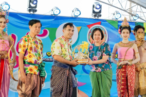 มรภ.เทพสตรี ร่วมงานประเพณีสงกรานต์ ถนนดินสอพอง ภายใต้แนวคิด ยลเสน่ห์สงกรานต์ หมู่บ้านดินสอพอง