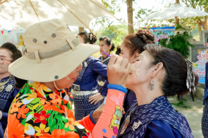 มรภ.เทพสตรี ร่วมงานประเพณีสงกรานต์ ถนนดินสอพอง ภายใต้แนวคิด ยลเสน่ห์สงกรานต์ หมู่บ้านดินสอพอง
