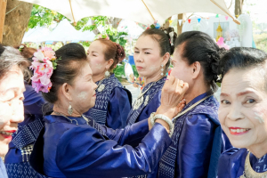 มรภ.เทพสตรี ร่วมงานประเพณีสงกรานต์ ถนนดินสอพอง ภายใต้แนวคิด ยลเสน่ห์สงกรานต์ หมู่บ้านดินสอพอง