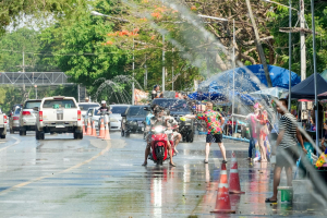 มรภ.เทพสตรี ร่วมงานประเพณีสงกรานต์ ถนนดินสอพอง ภายใต้แนวคิด ยลเสน่ห์สงกรานต์ หมู่บ้านดินสอพอง