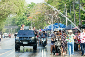 มรภ.เทพสตรี ร่วมงานประเพณีสงกรานต์ ถนนดินสอพอง ภายใต้แนวคิด ยลเสน่ห์สงกรานต์ หมู่บ้านดินสอพอง