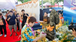 อธิการบดี มรภ.เทพสตรี นำผู้บริหาร และบุคลากร ร่วมพิธีเจริญพระพุทธมนต์ และร่วมเปิดงาน Lopburi Water Festival 2569 สืบสานประเพณีสงกรานต์