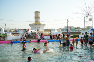 อธิการบดี มรภ.เทพสตรี นำผู้บริหาร และบุคลากร ร่วมพิธีเจริญพระพุทธมนต์ และร่วมเปิดงาน Lopburi Water Festival 2569 สืบสานประเพณีสงกรานต์