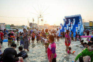 อธิการบดี มรภ.เทพสตรี นำผู้บริหาร และบุคลากร ร่วมพิธีเจริญพระพุทธมนต์ และร่วมเปิดงาน Lopburi Water Festival 2569 สืบสานประเพณีสงกรานต์
